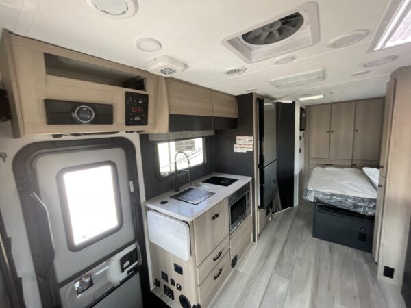 2024 Forest River SUNSEEKER 2400B - Image 8
